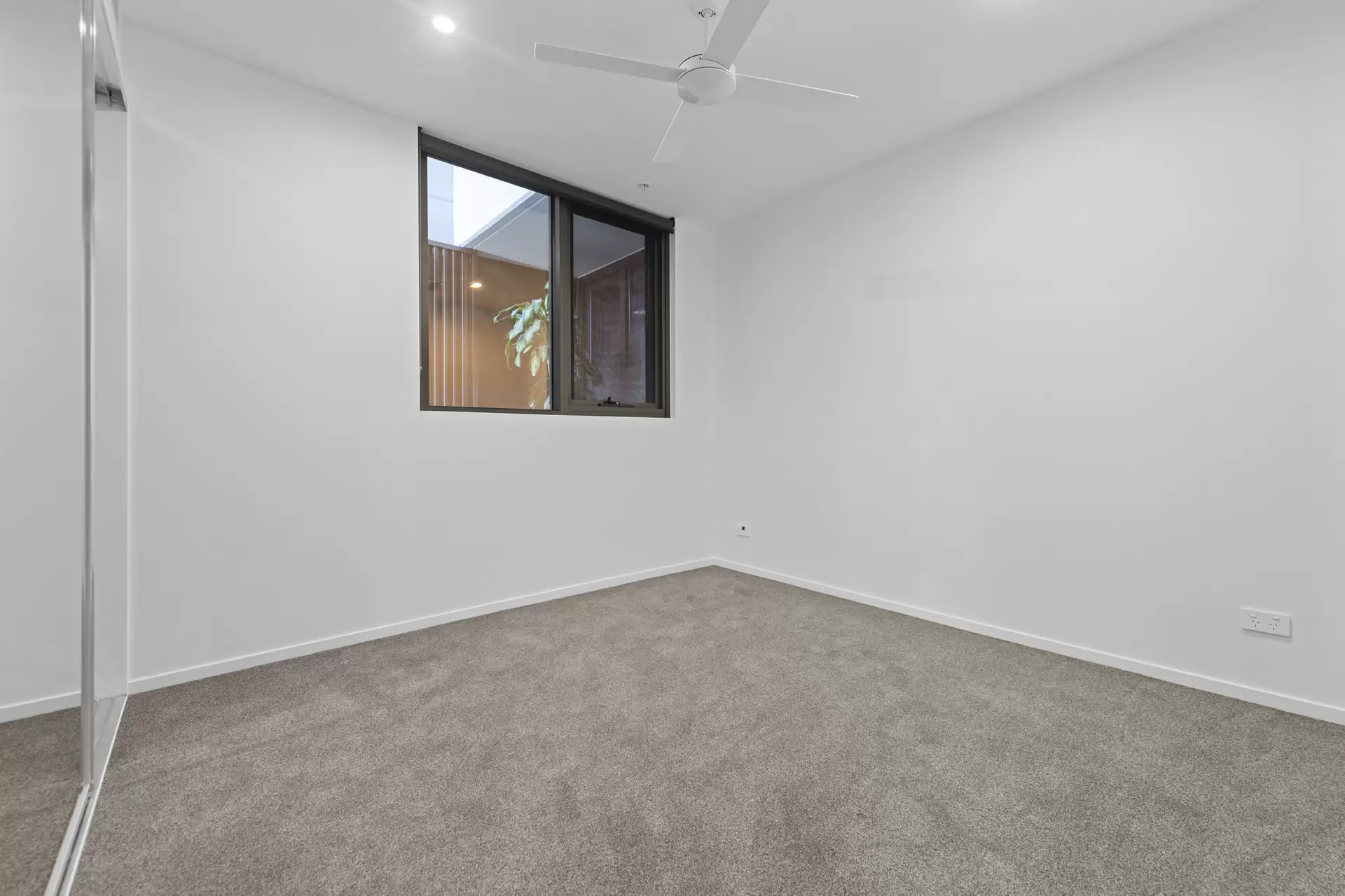 704/89 Lytton Rd, East Brisbane Leased by Mosaic Property Group - image 1