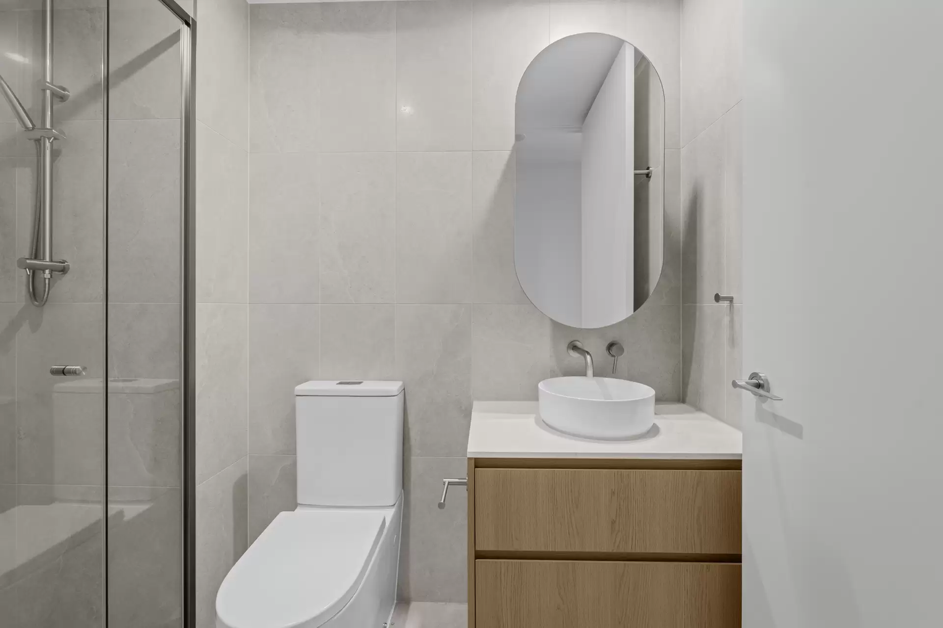 504/4 Rosewood Ave, Broadbeach Leased by Mosaic Property Group - image 1