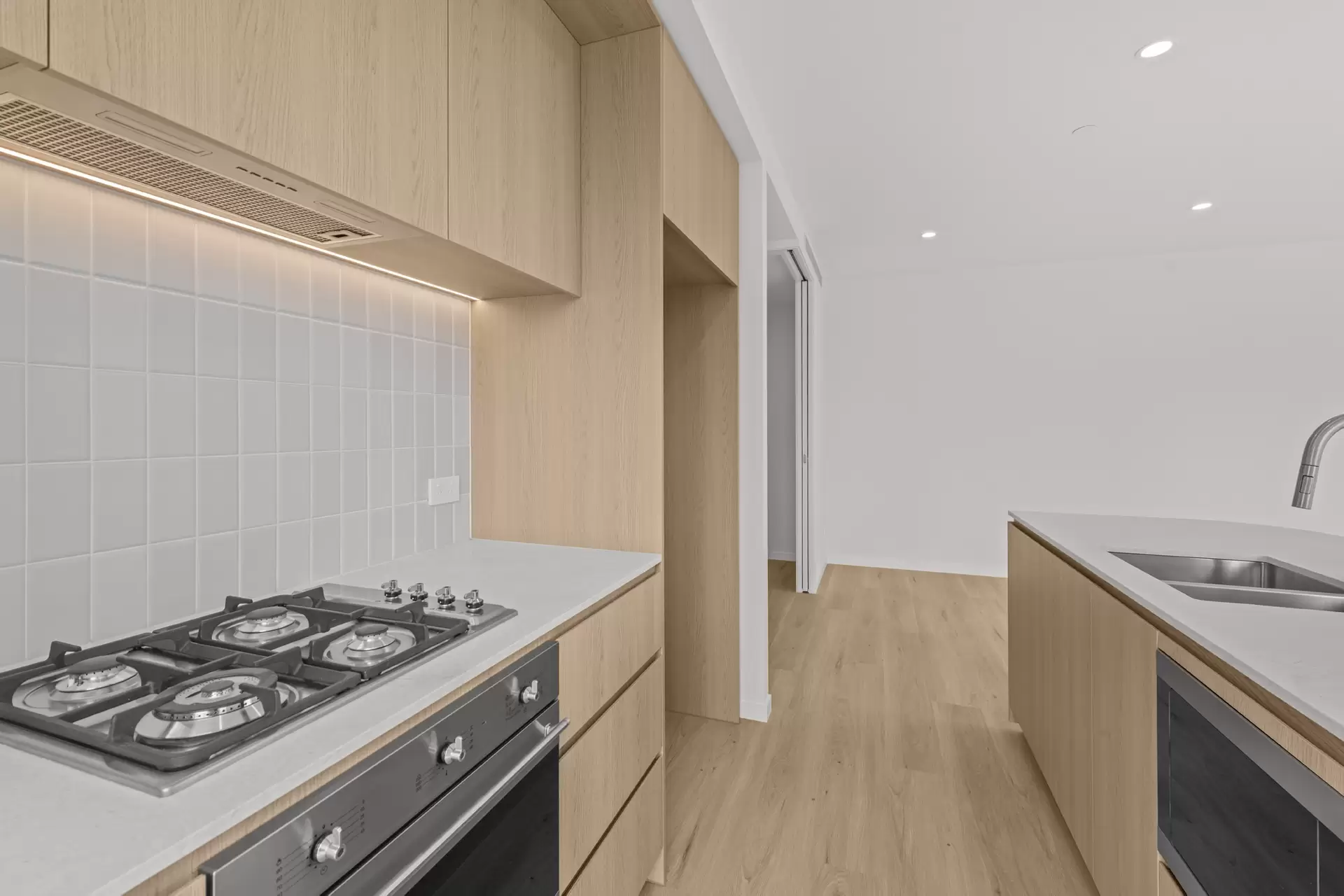 504/4 Rosewood Ave, Broadbeach Leased by Mosaic Property Group - image 1