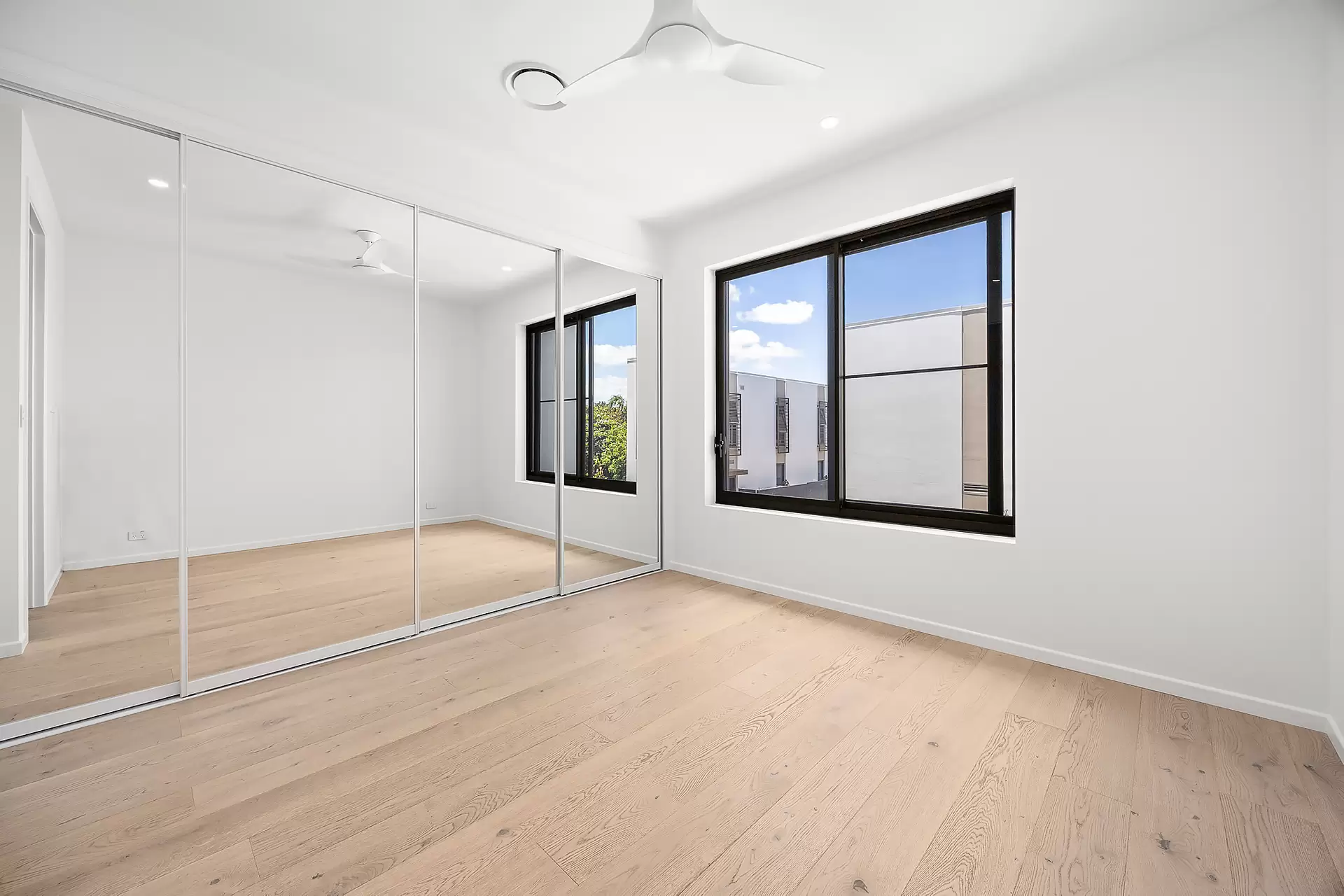 12/81 Salerno Street, Isle Of Capri For Lease by Mosaic Property Group - image 1