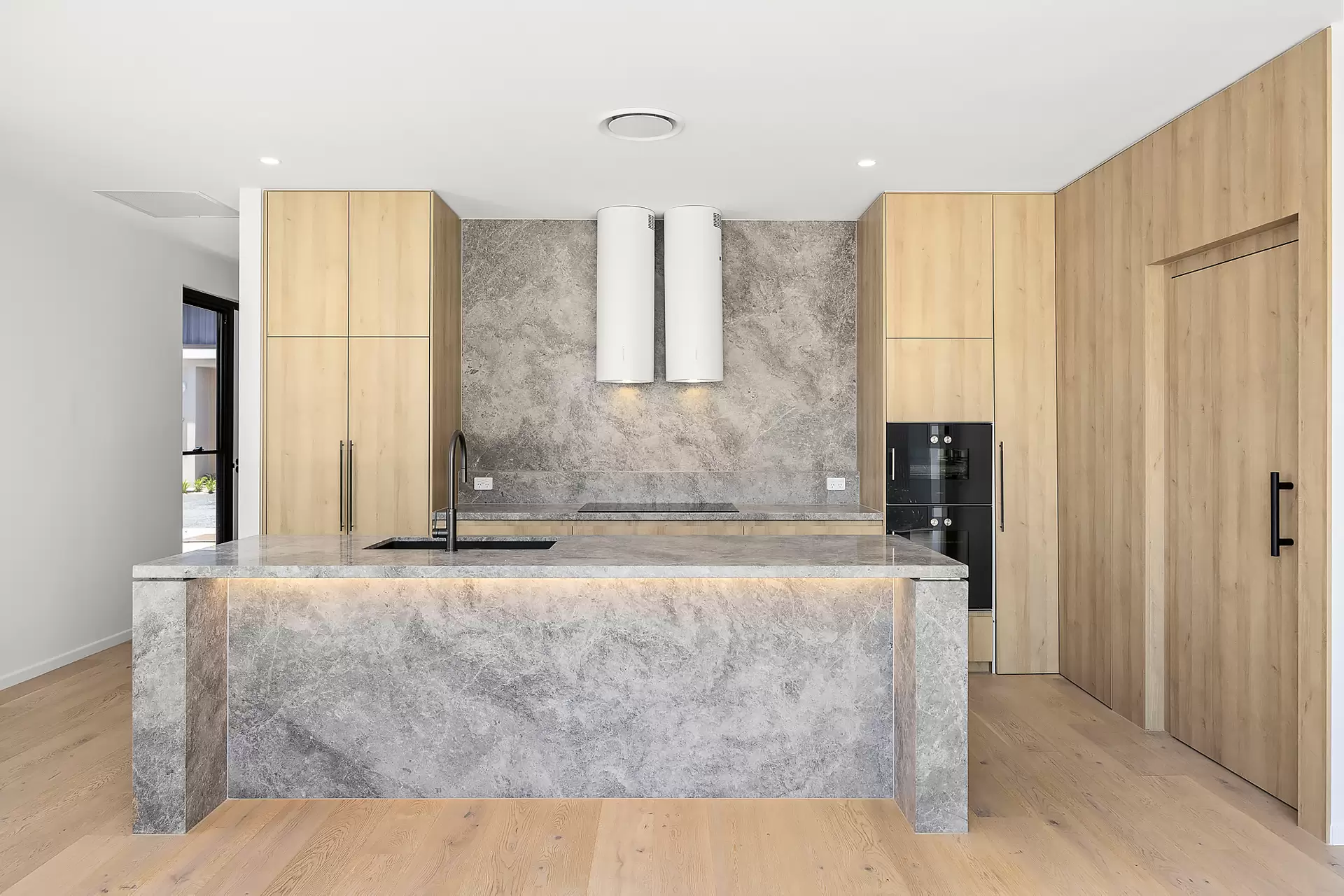 12/81 Salerno Street, Isle Of Capri For Lease by Mosaic Property Group - image 1