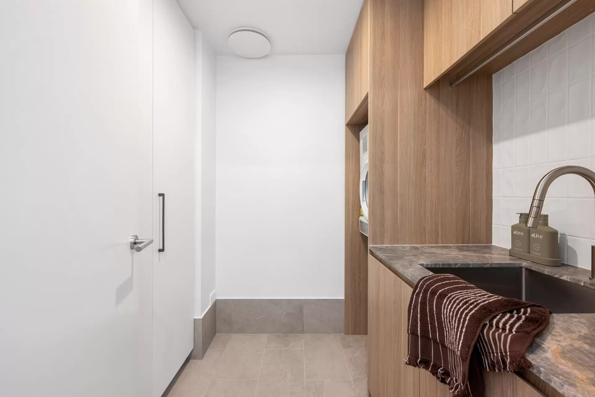 707/89 Lytton Rd, East Brisbane Leased by Mosaic Property Group - image 1